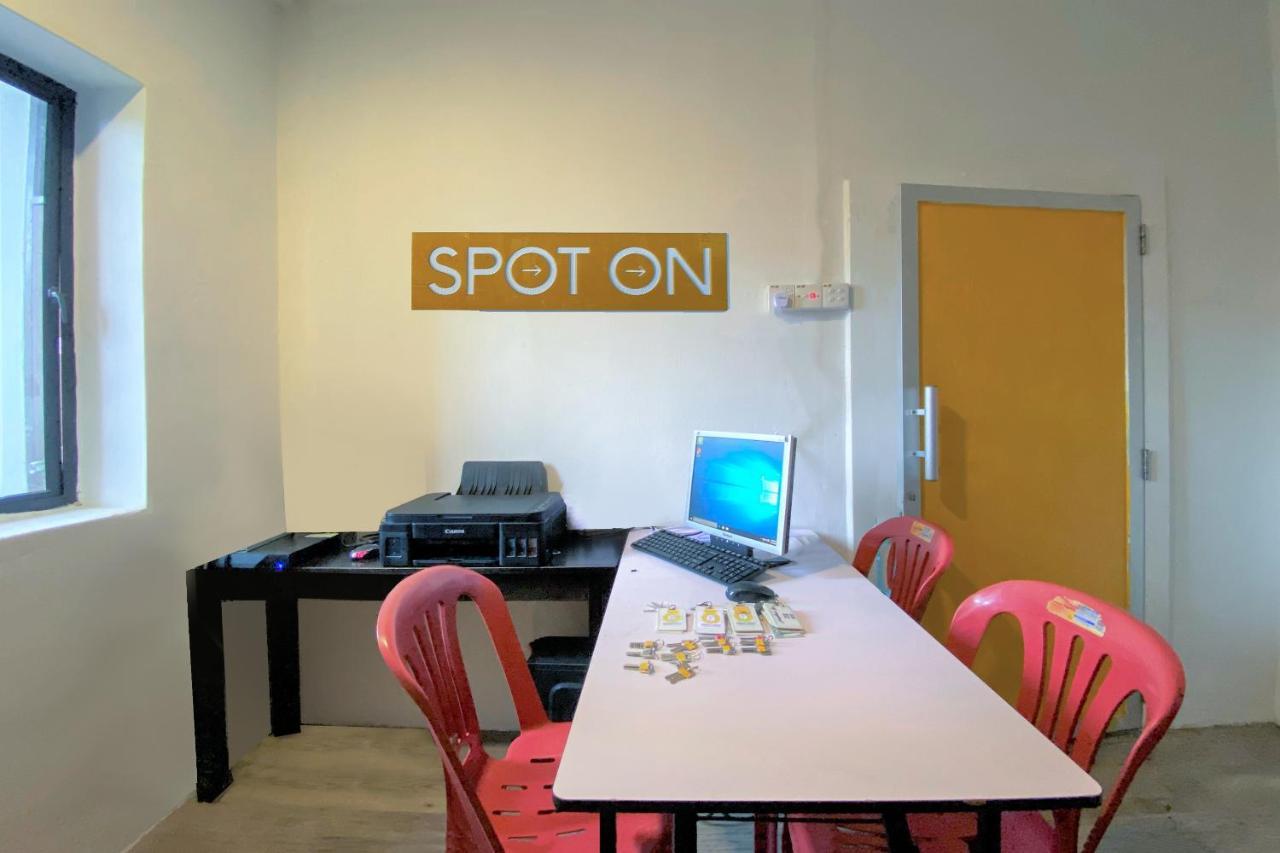 Spot On 90123 Rainbow Guest House George Town Ngoại thất bức ảnh